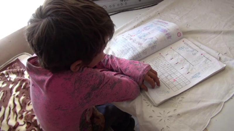 Povestea lui Mihai, copilul sarac care, de foame, își vindea temele pentru o felie de paine! „L-am găsit în ultima bancă
