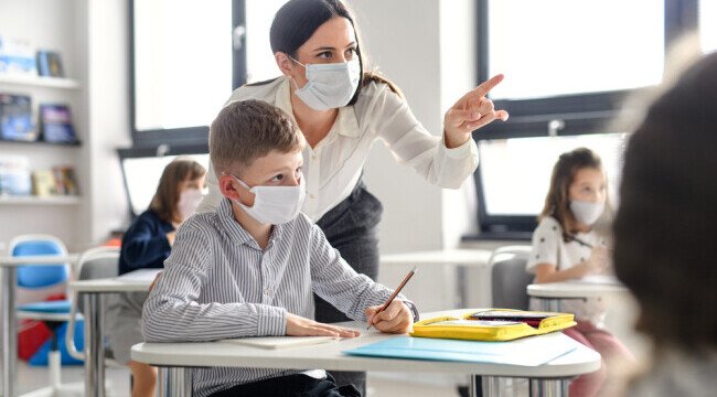 Decizie controversată: Profesorii care se vaccinează nu mai au voie în școală. Mesajele primite de cadrele didactice