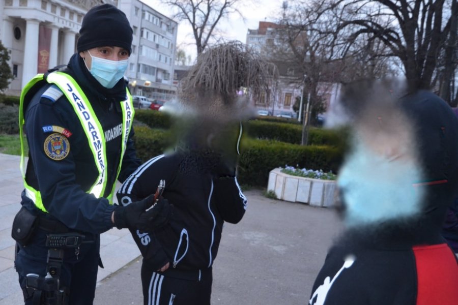 Povestea lui Alin, protestatarul anti-mască, în vârstă de 13 ani, pe care a venit să-l ia acasă bunica bolnavă de cancer, după ce fusese reținut de jandarmerie