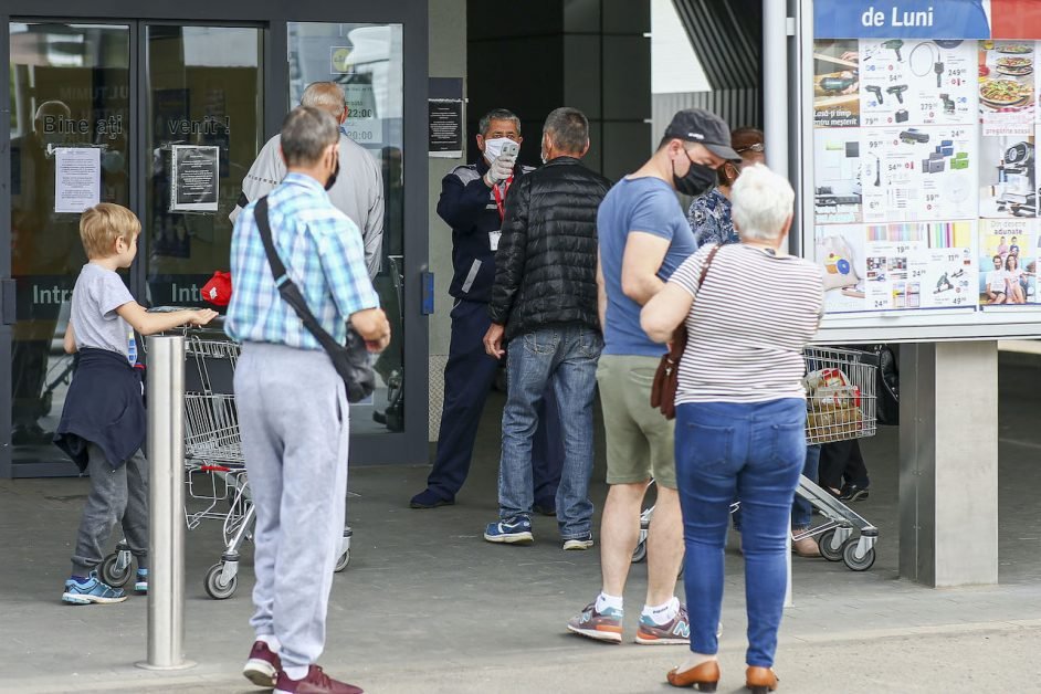 Noi reguli pentru magazine: Oamenii vor putea intra doar dacă găsesc coș liber la intrare, iar în altele va exista un contor automat pentru afișarea numărului maxim de clienți.