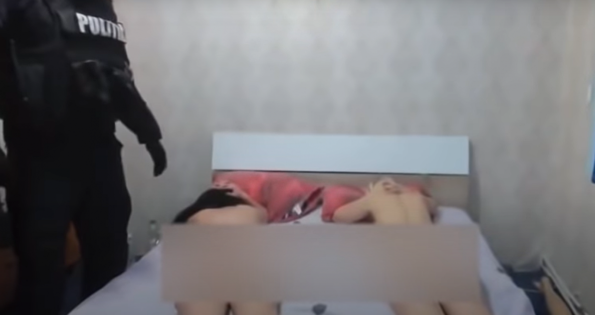 Imagini incredibile. Tinere complet dezbrăcate întrerupte de mascați la Iași în timp ce făceau videochat VIDEO