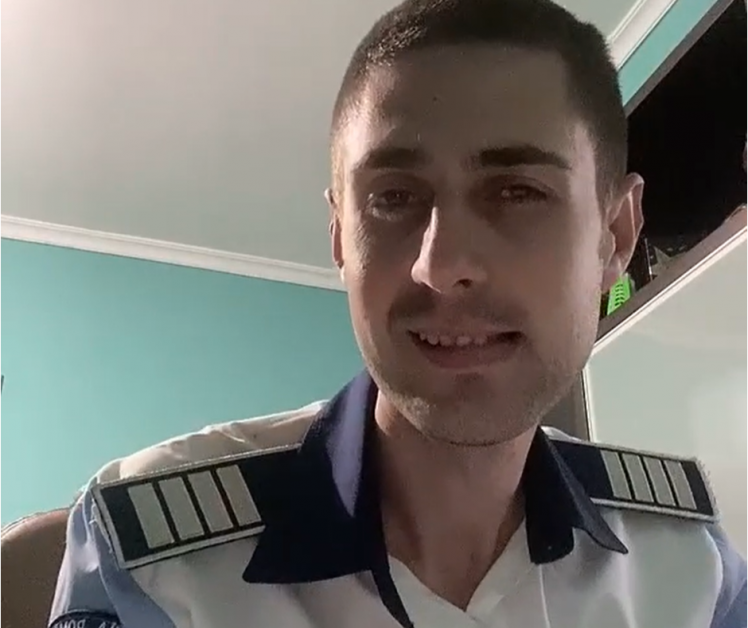 Tânăr care făcea filmulețe pe TikTok în uniformă de polițist a fost chemat la audieri