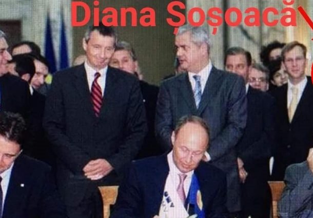 Sosoaca, zambind in spatele lui Nastase cand s-a vandut Petrom. Este cel mai mare tun din istoria Romaniei