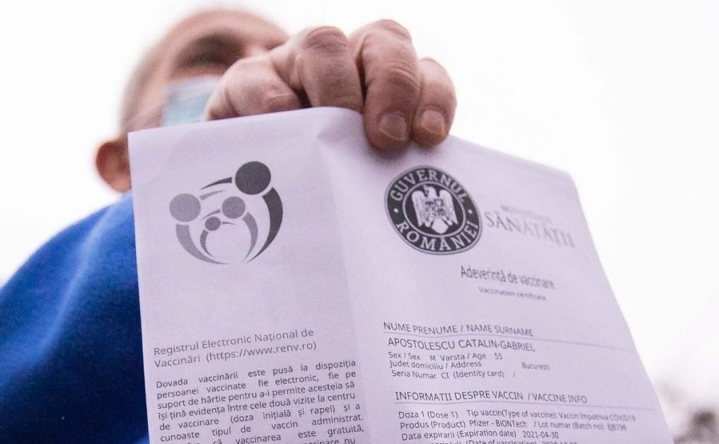 Greșeala pe care o faci daca postezi pe rețelele de socializare dovada faptului că te-ai vaccinat. Ce riști dacă postezi o fotografie cu adeverința de vaccinare