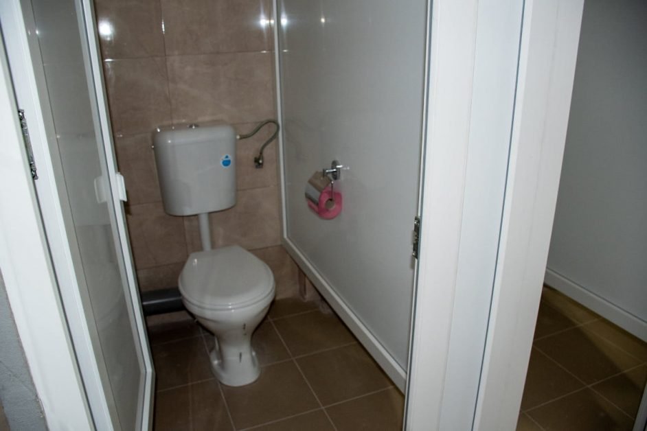 WC de 50.000 de euro, la o școală rurală. Eveniment de inaugurare in condițiile în care oamenii abia trăiesc de azi pe mâine