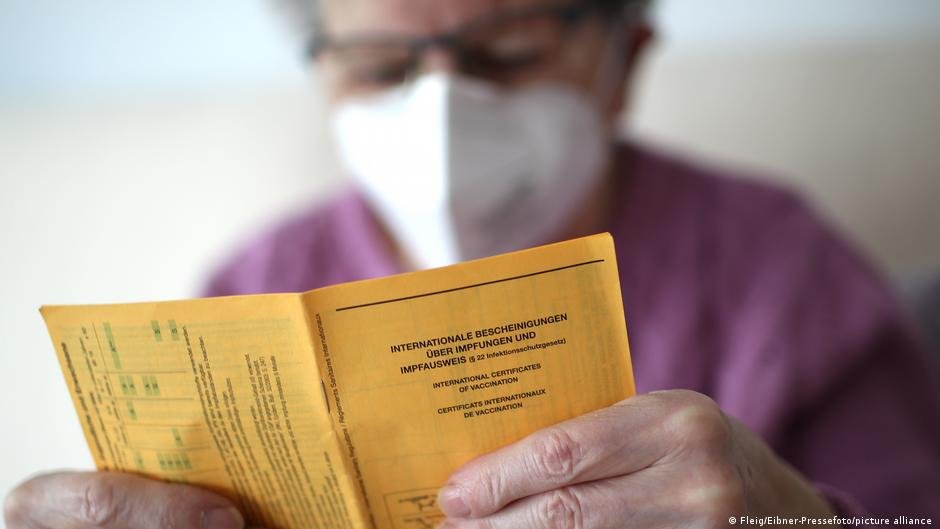 Discriminarea unei persoane pe motiv de vaccinare amendată cu sume de până la 100.000 de lei
