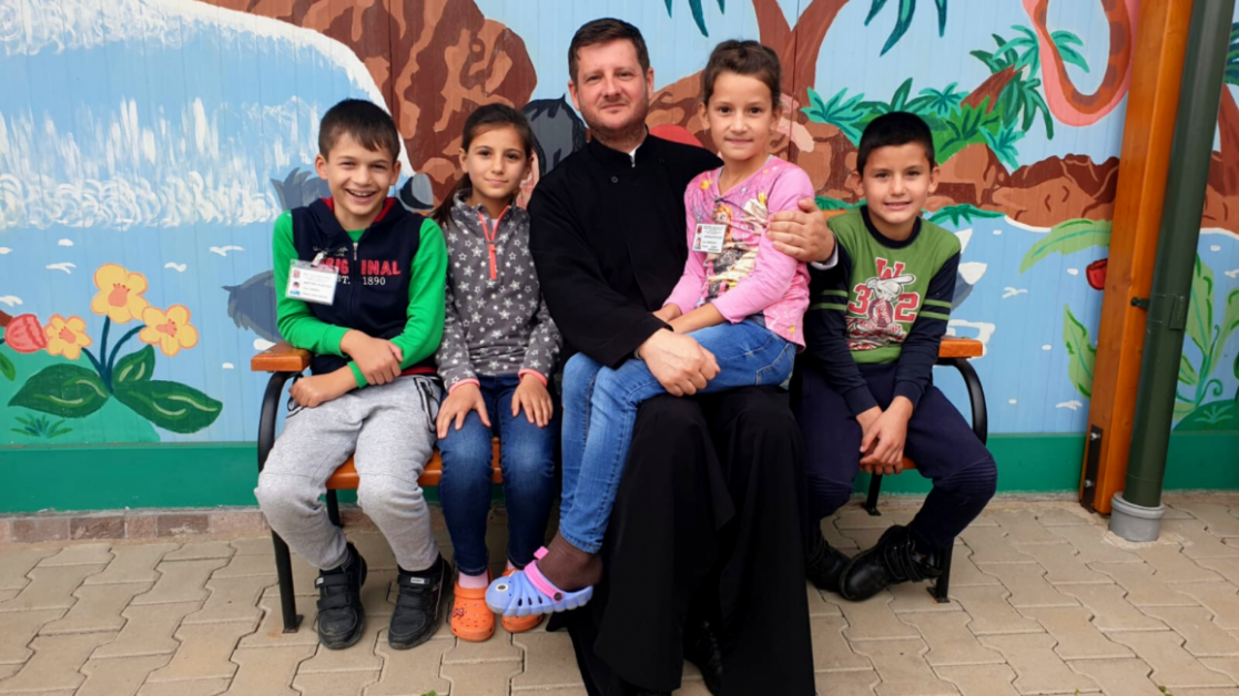 Un preot din Prahova are în grijă 30 de copii săraci. Pr. Manuel Radu: ”Îmi povesteau profesorii că erau elevi cărora li se făcea rău de foame. Atunci am realizat că trebuie să intervin”