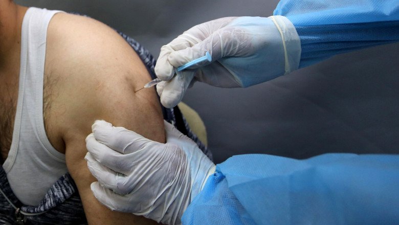 In timp ce unii fug, un bărbat de 49 de ani din Botoşani și-a făcut a treia doză de vaccin si ar mai fi vrut să facă și alte doze, pentru că „se simţea mai bine, vedea şi auzea mai bine”