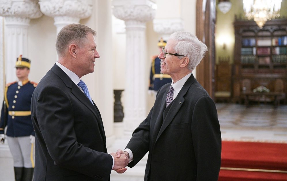 Tatăl prințului care a ucis cel mai mare urs din România l-a decorat pe Klaus Iohannis
