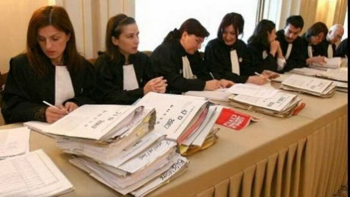 Zeci de procurori de la toate structurile de parchete din tara, inclusiv de la cele militare, si-au depus dosarele de pensionare.