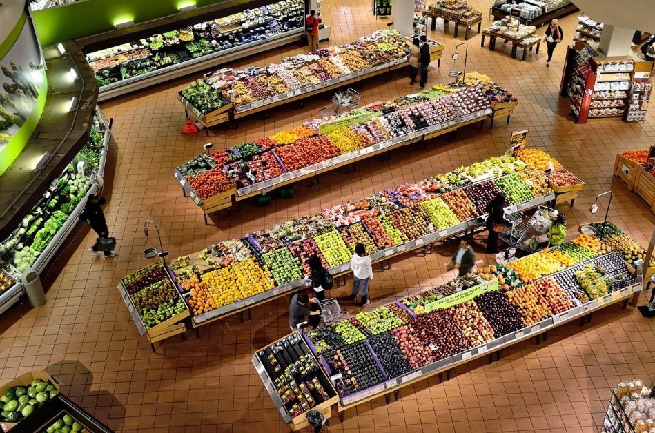 Franta obliga supermarketurile sa doneze produsele alimentare nevandute, nevoiasilor