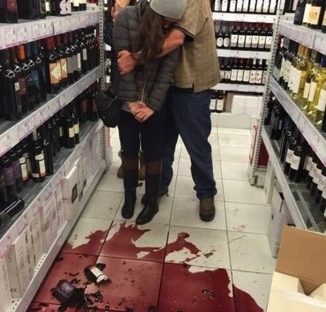 Nu intraţi în panică şi nu vă grăbiţi să plătiţi un produs pe care l-aţi spart, din greşeală, într-un magazin! Iată cum trebuie să procedaţi!