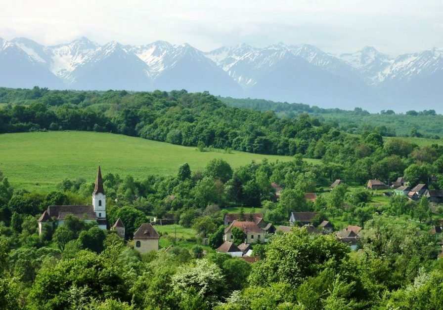 Sat de poveste în Romania unde poți cumpăra o casă cu un SALARIU! Aici mai trăiesc doar 7 oameni.