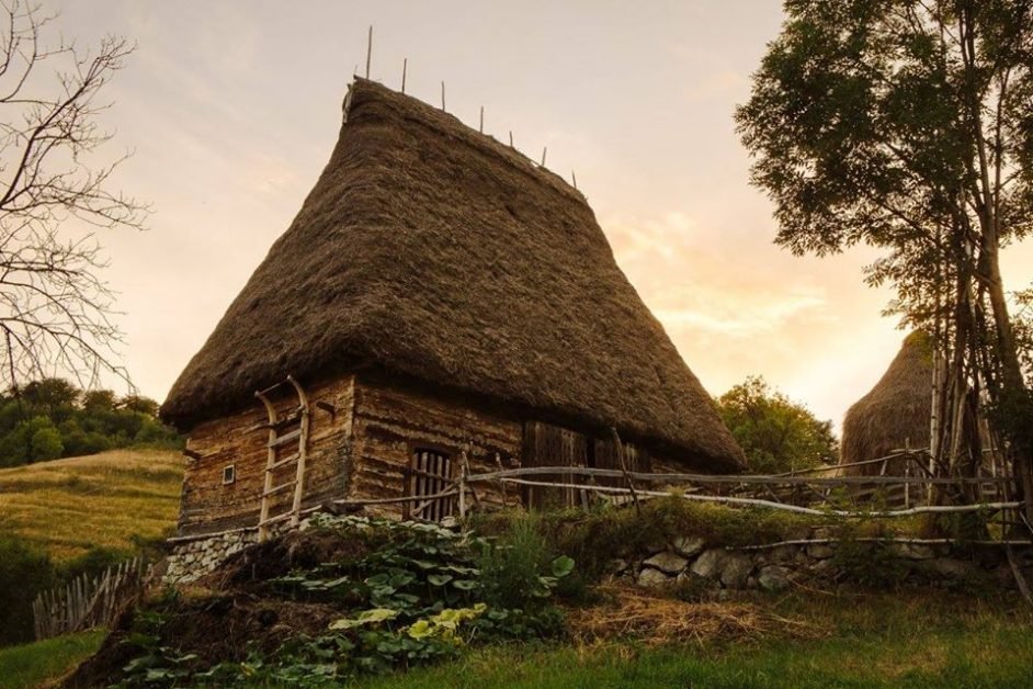 Satul din Romania in care turistii pot experimenta viata ca acum cateva sute de ani. „Este ca un tunel al timpului”