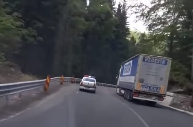 Mașină de Poliție, filmată când depășește pe linie continuă, într-o curbă (VIDEO)