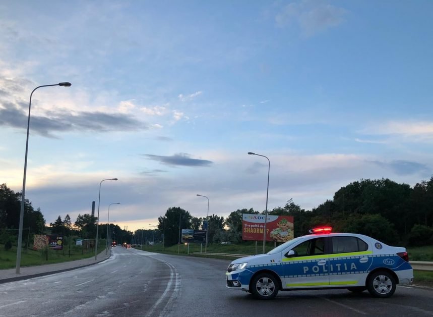 Un bărbat de vreo 75 de ani meșterea la o DACIA 1300 ce l-a lăsat în drum.. Capotă ridicată, trusa de chei, chin.. și iar chin.. Oprește un Jeep cu doi flăcăiandri..