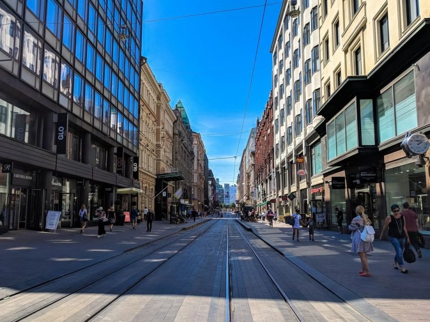 Vor fugi românii în „cea mai fericită ţară din lume”? Sunt salarii mari şi au nevoie disperată de oameni
