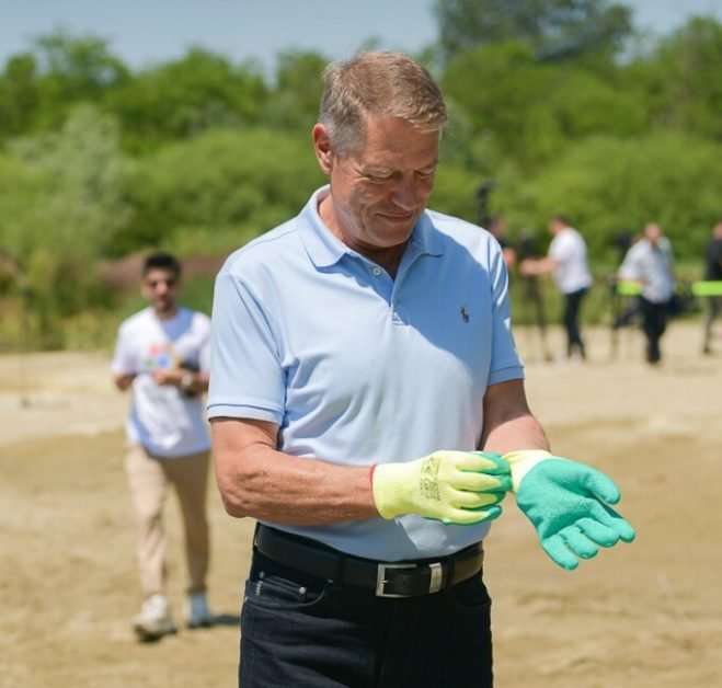 Iohannis, în haine de firmă la strâns de gunoaie. Cât costă tricoul pe care l-a purtat astăzi președintele