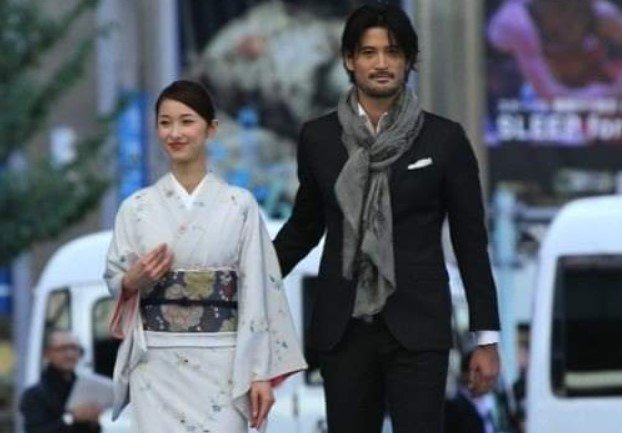 Se intampla in Japonia. Din clasa întâi până în a 6-a se preda o materie „drumul despre bunul simț” din care elevii învață comportamentul civilizat și manierele de bun simț!