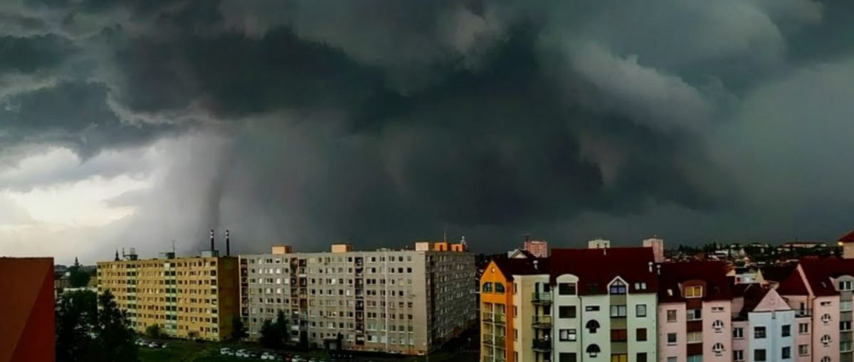 Cod portocaliu de furtuni extreme, valabil de la ora 16 în România. Autoritățile recomandă ADĂPOSTIREA imediată