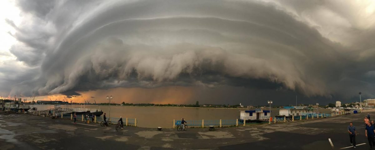 Furtuna foarte STRANIE la Constanta. Oamenii nu au mai vazut cerul astfel – Galerie FOTO