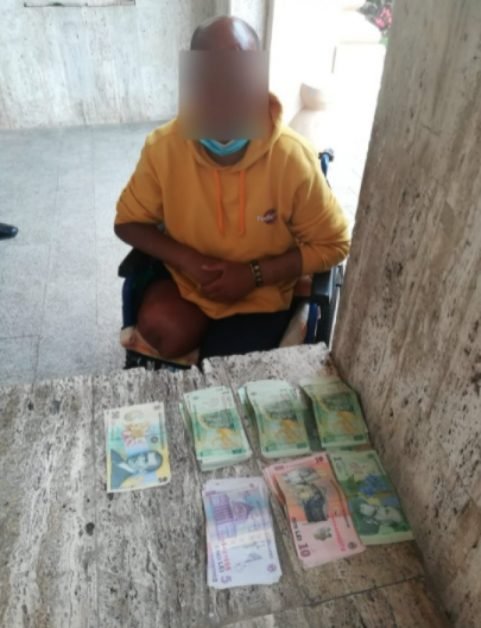 Polițiștii Locali din Iași au anunțat pe Facebook că au confiscat 463 de lei de la un cerșetor infirm