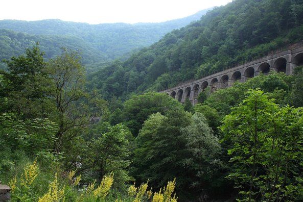 Cea mai spectaculoasă cale ferată din România construita in doar 6 luni. 39 de tuneluri, 35 de poduri şi viaducte pe o lungime de 31 de kilometri