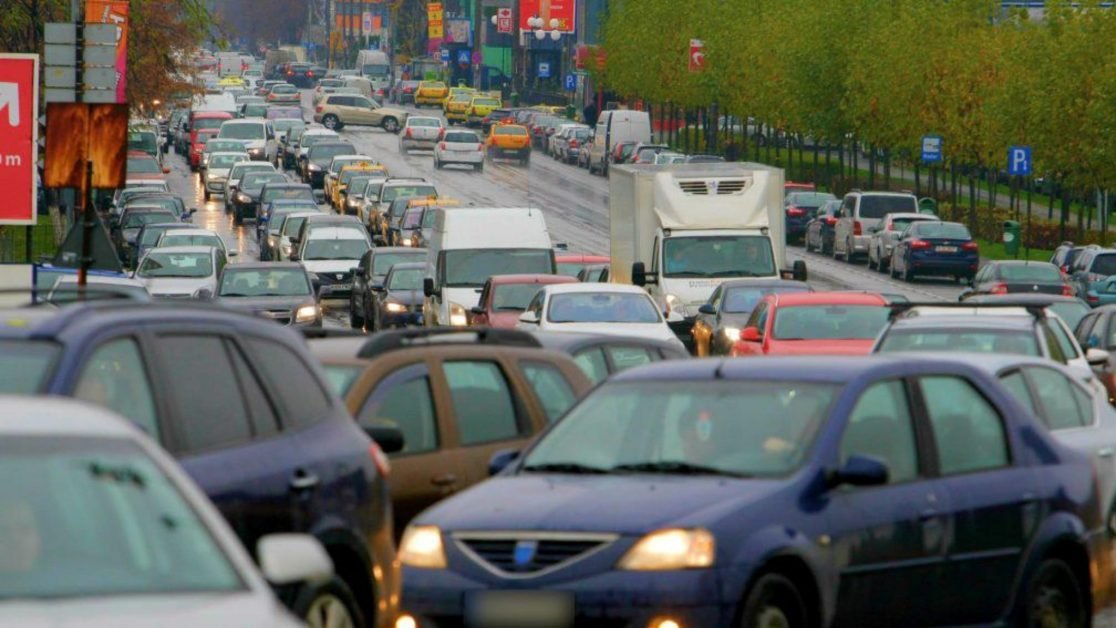 Ai mașină veche? Ai putea fi taxat, inclusiv la pompă. Dacă mașina e mai veche din 2006, s-ar putea să n-o mai poți înmatricula.