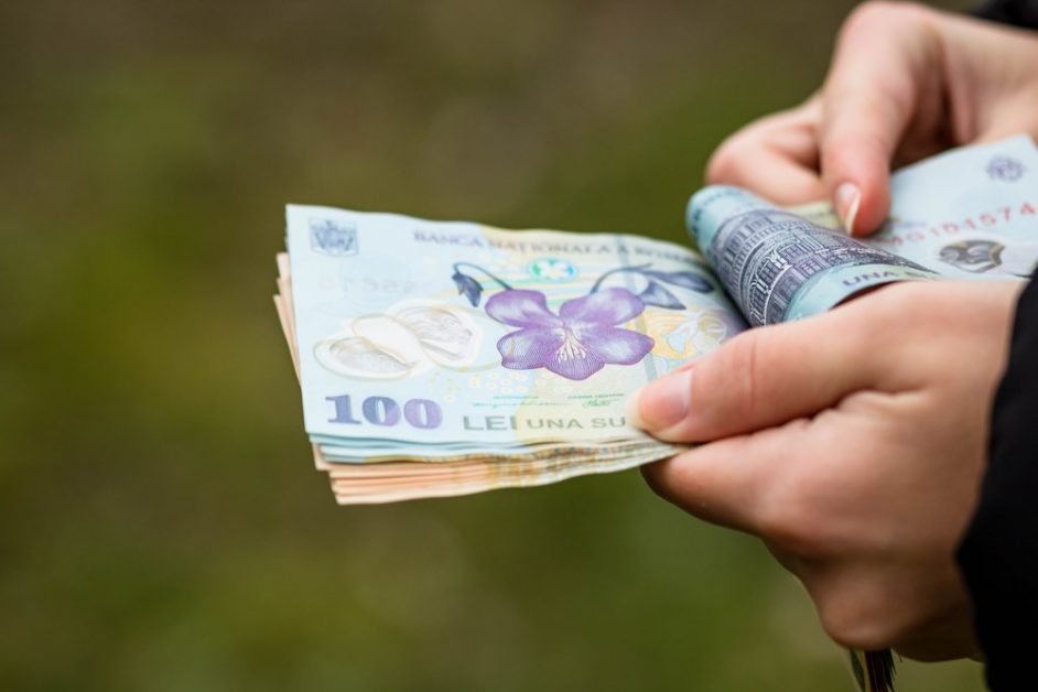 Salarii de 800 de euro pentru muncitori necalificați. Domeniul în care lefurile au crescut cu 46%