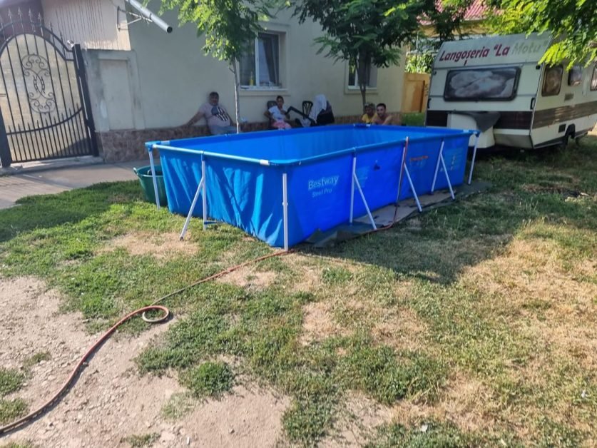 Caz incredibil în Timiș: o familie și-a făcut piscină în fața casei cu apă adusă de la 50 de metri cu furtunul, de la fântâna publică. Primăria a vrut să-i facă de râs, dar reacția vecinilor a fost cu totul neașteptată