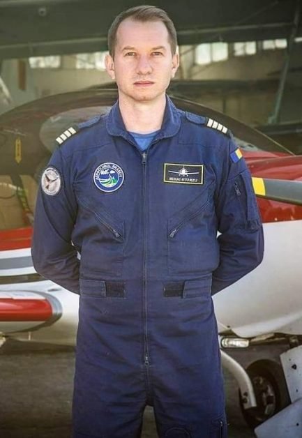 A renuntat la muzica si la politica, iar acum e pilot la o mare companie aeriana si multi romani au zburat cu el. Acum 7 ani nu avea nicio legatura cu aviatia