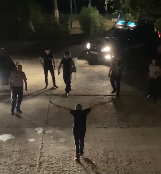 Scandal în Bârlad. Un bărbat agresiv amenința polițiștii cu două securi în mână. VIDEO