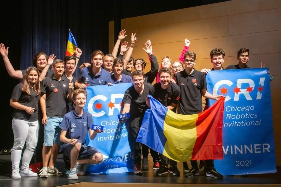 Performanță la nivel înalt: Elevii români i-au învins pe americani la Campionatul Internaţional de Robotică din Chicago