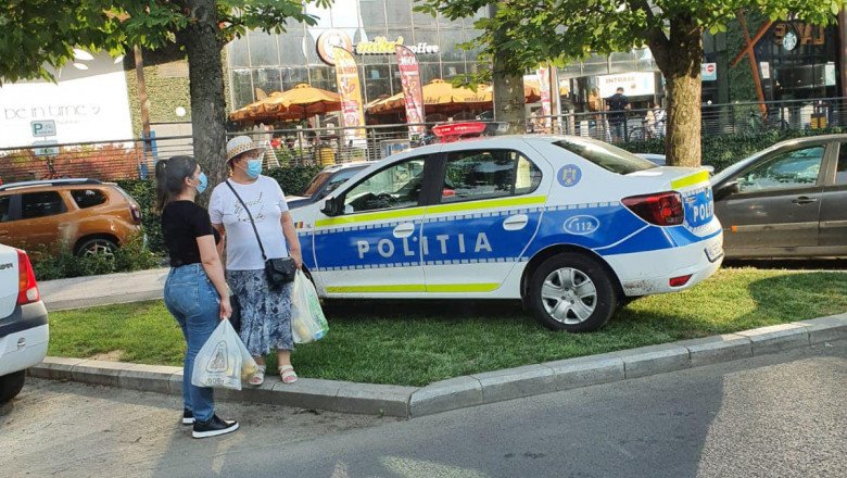 Mașină de poliție parcată pe iarbă, în București. Primarul Sectorului 3 „Ministerul Afacerilor Interne, România, pe bune?!?!“