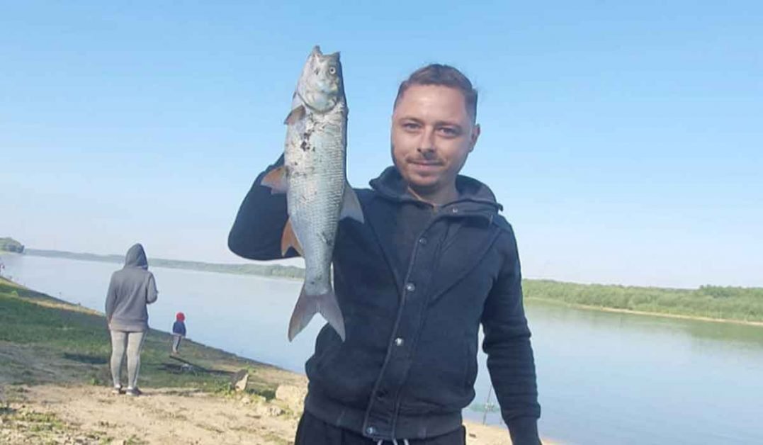 Povestea singurei victime rapuse de flacari in tragedia de la Petromidia. Iulian Atanasiu avea 32 de ani si la ora 14.00 ar fi iesit din tura. A lasat in urma o sotie indurerata si un copil mic