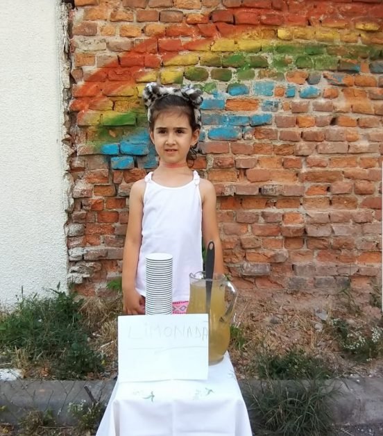 Târgu Jiu: O fetiță de 6 ani vinde limonadă pe caniculă să își cumpere jucării
