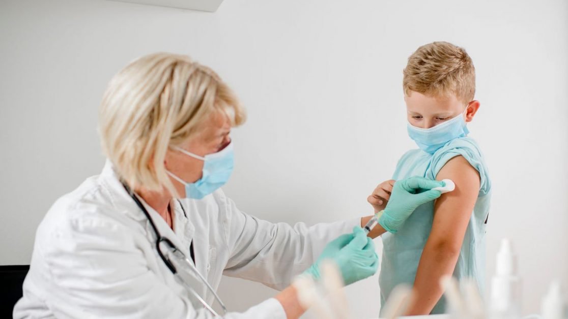 Vestea momentului! Elevii vor putea fi vaccinați în școli!