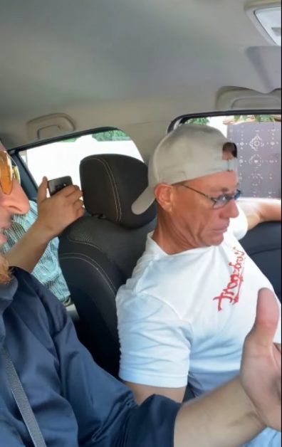 VIDEO – Imagini virale cu Van Damme, în România: În mașină cu mai mulți români, ascultând manele