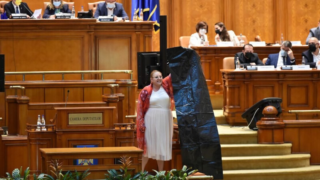 Orban s-a enervat! Vrea să schimbe regulamentul Parlamentului din cauza ieşirilor senatoarei Şoşoacă. „Aştept sesizări din partea celor care au fost pur şi simplu agresaţi de acest personaj sinistru”