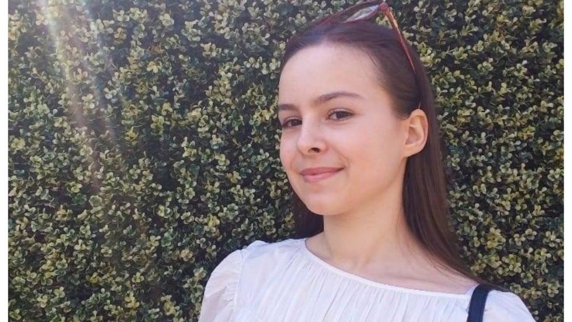 Desi face parte dintr-o familie sărmană, Teodora a reuşit să aibă rezultate spectaculoase la învăţătură. A obţinut singurul 10 la admiterea la Medicină