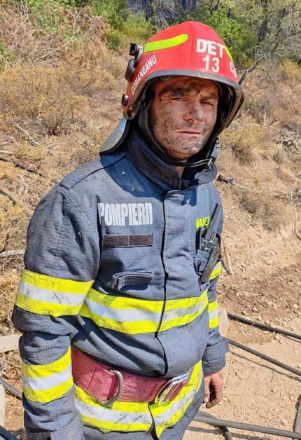 Imagini cu pompierii români care au ajutat la stingerea incendiilor violente din Grecia