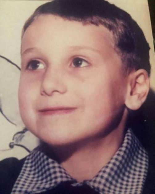 Crezi că îl recunoști? Acum este unul dintre cei mai apreciați prezentatori TV
