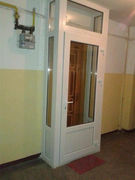 Motivul pentru care un bărbat și-a îmbrăcat ușa la intrare în termopan: „Am trăit s-o văd și pe asta”, a scris pe Facebook tânărul care a postat fotografia –