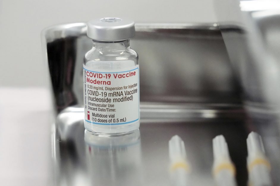 Autorităţile din Japonia au anunţat că au descoperit “substanţe străine” în fiole cu vaccin Moderna. Noi loturi de vaccin suspendate