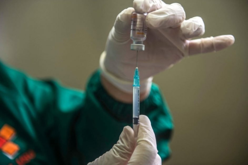 Efectele secundare ale celei de-a treia doze de vaccin. Ce au descoperit 88% dintre israelienii care s-au vaccinat a treia oară