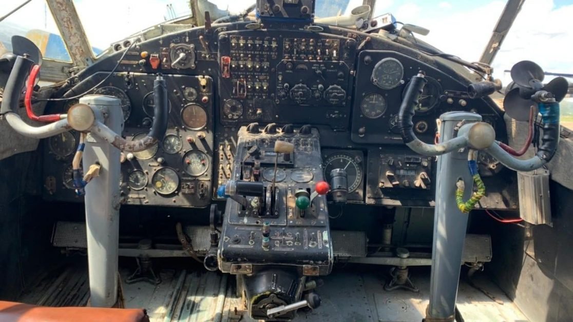 Avion ucrainean folosit de contrabandişti făcea naveta între Cernăuţi şi România. Vameşii români l-au văzut cu ochiul liber şi când a intrat şi când a ieşit, dar n-au putut să facă nimic! Nici acum autorităţile din România nu ştiu unde a aterizat!