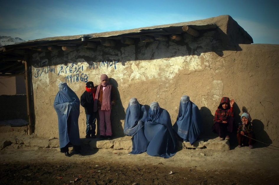 Talibanii au bătut de trei ori la ușa unei femei. A patra oară, au ucis-o: ”Mama le-a spus că nu mai poate să gătească pentru ei”