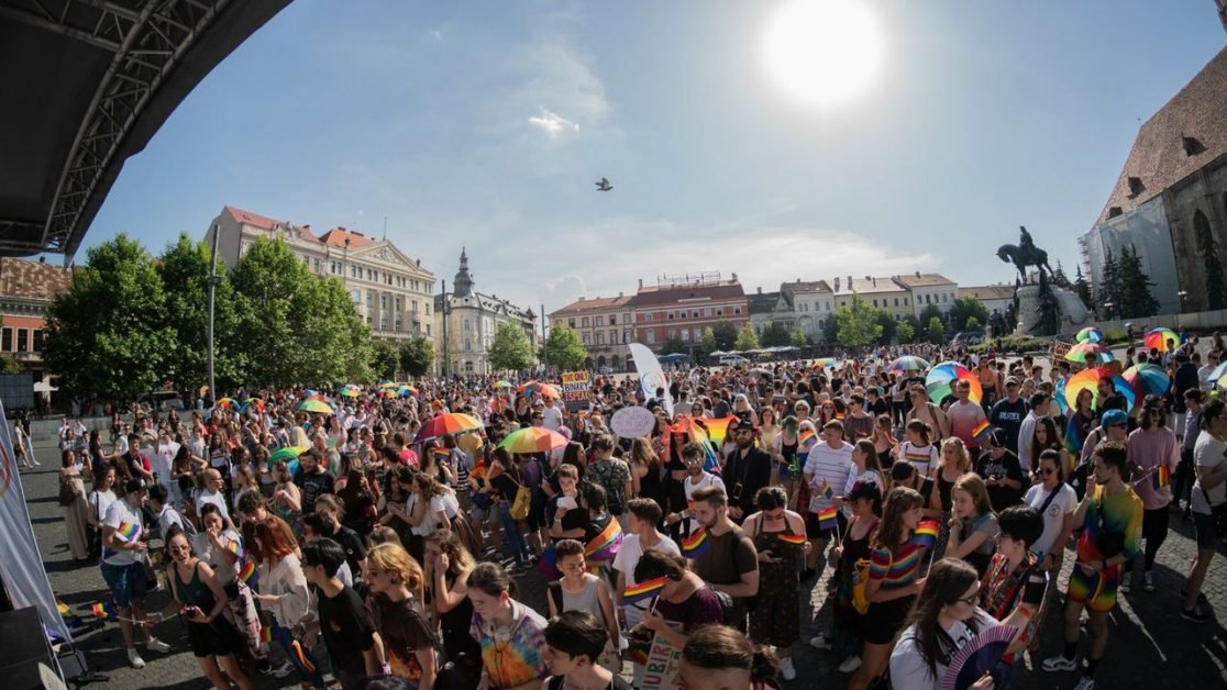 Au răsunat ritmuri de manele la parada LGBT din Bucureşti. Imagini spectaculoase cu membrii comunităţii LGBT dansând pe maneaua lui Costel Biju. VIDEO