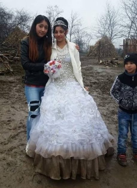 Povestea scandaloasă din spatele acestei fotografii realizată la o nuntă de rromi din România.