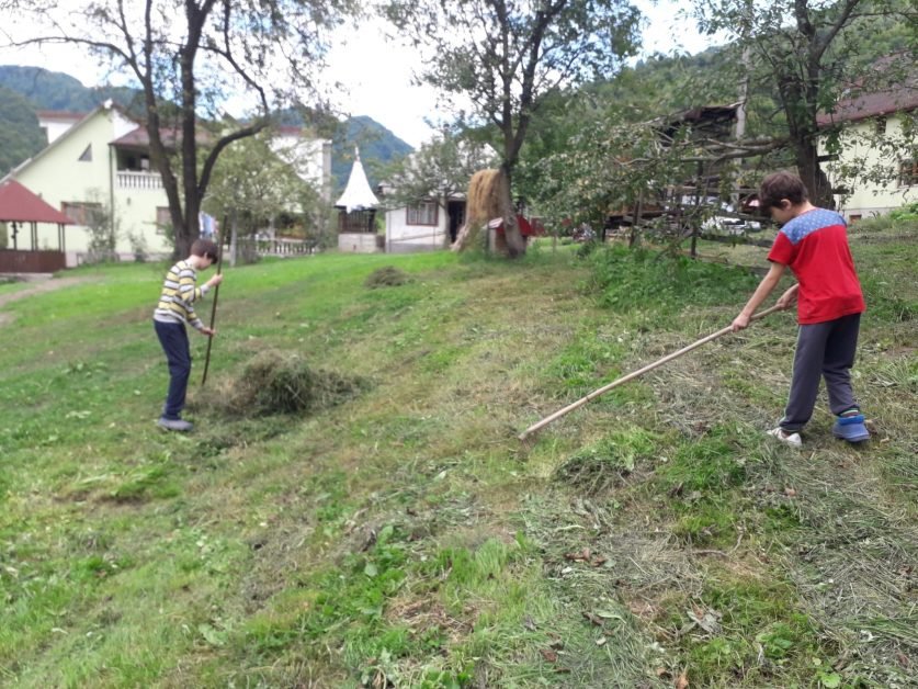 Viața unei familii de români care s-a mutat din străinătate într-un cătun de munte: „Copiii se simt într-o continuă vacanță”